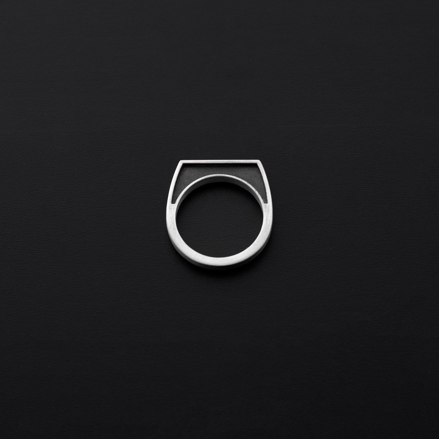 Madrid thin signet ring in silver, MAD