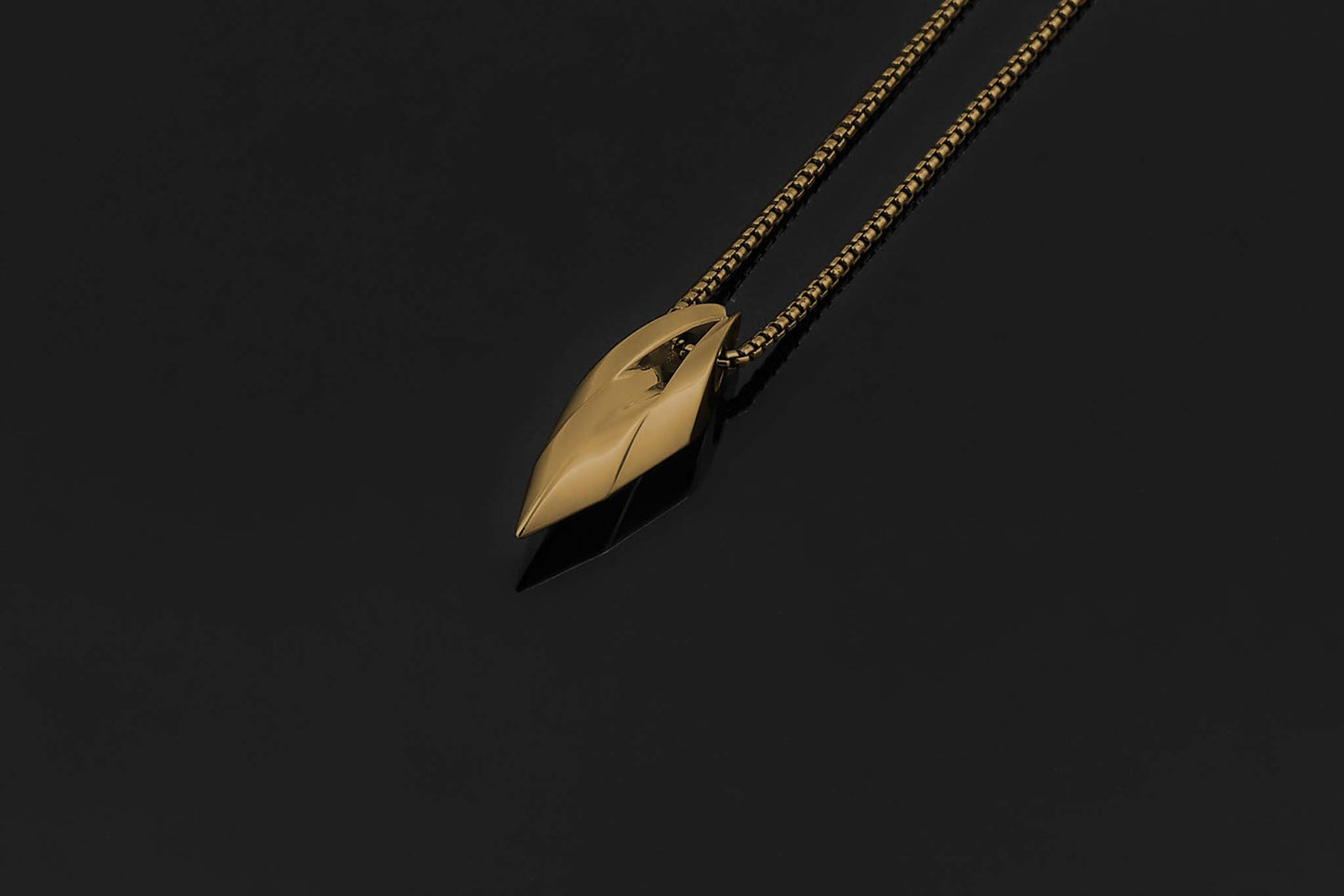 New York charm necklace in brass, JFK