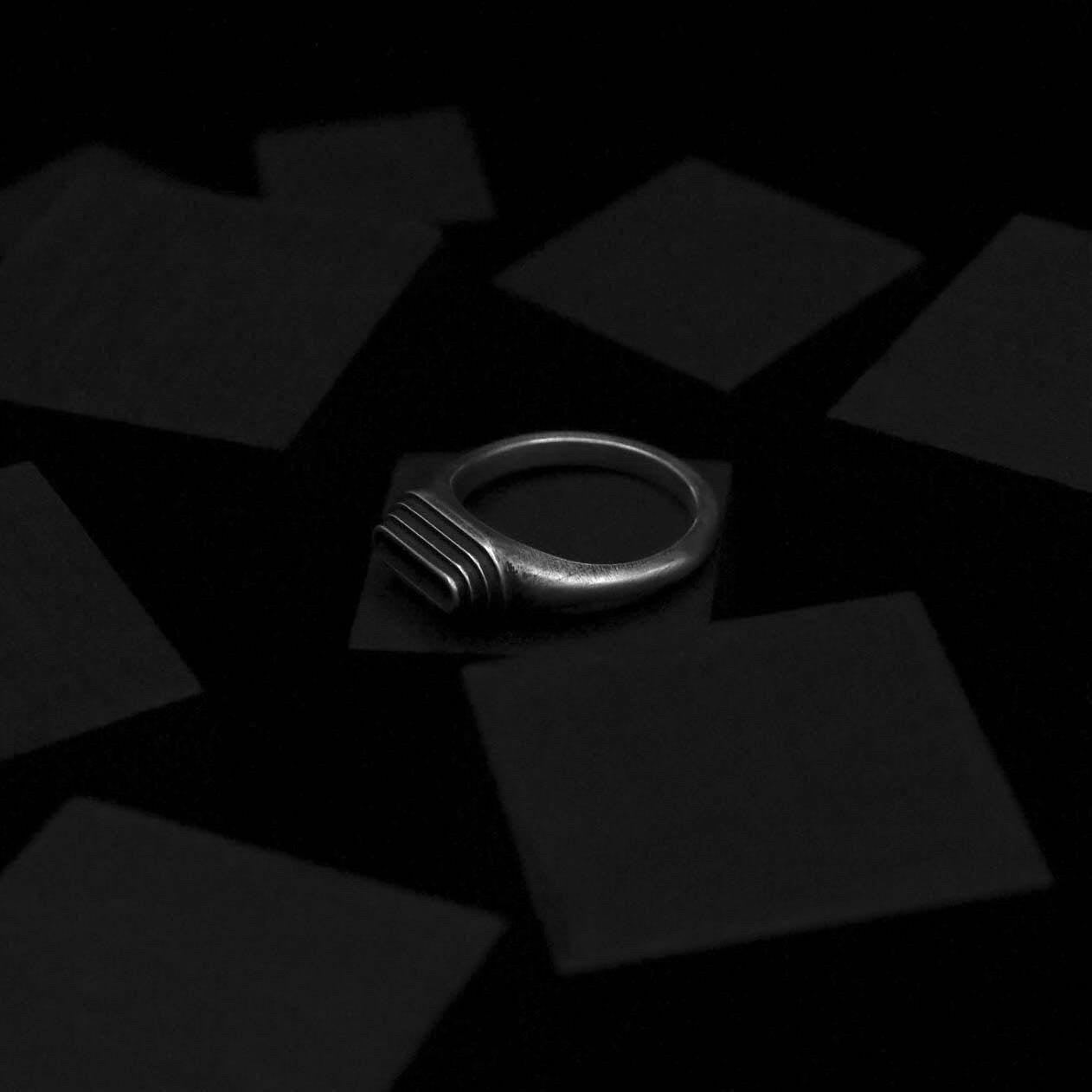 Reykjavik little signet ring in silver, KEF