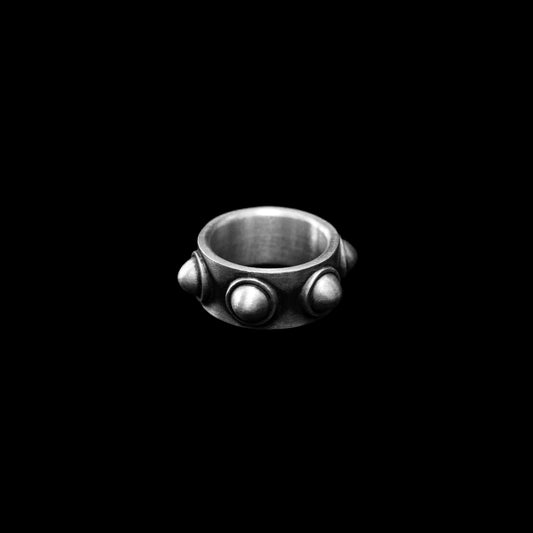 Warsaw studded band ring in silver, WAW