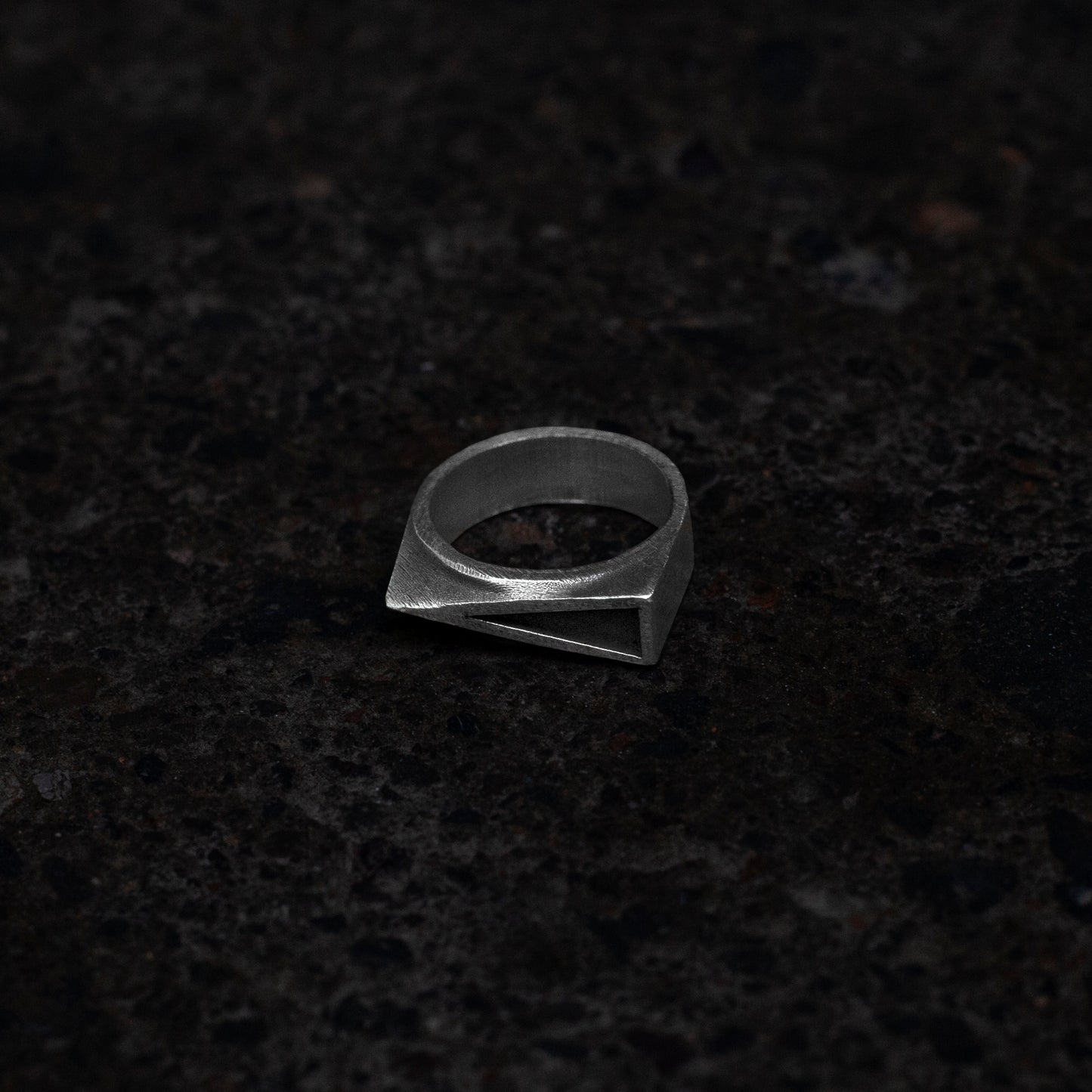 Oslo side triangle signet ring in silver, OSL